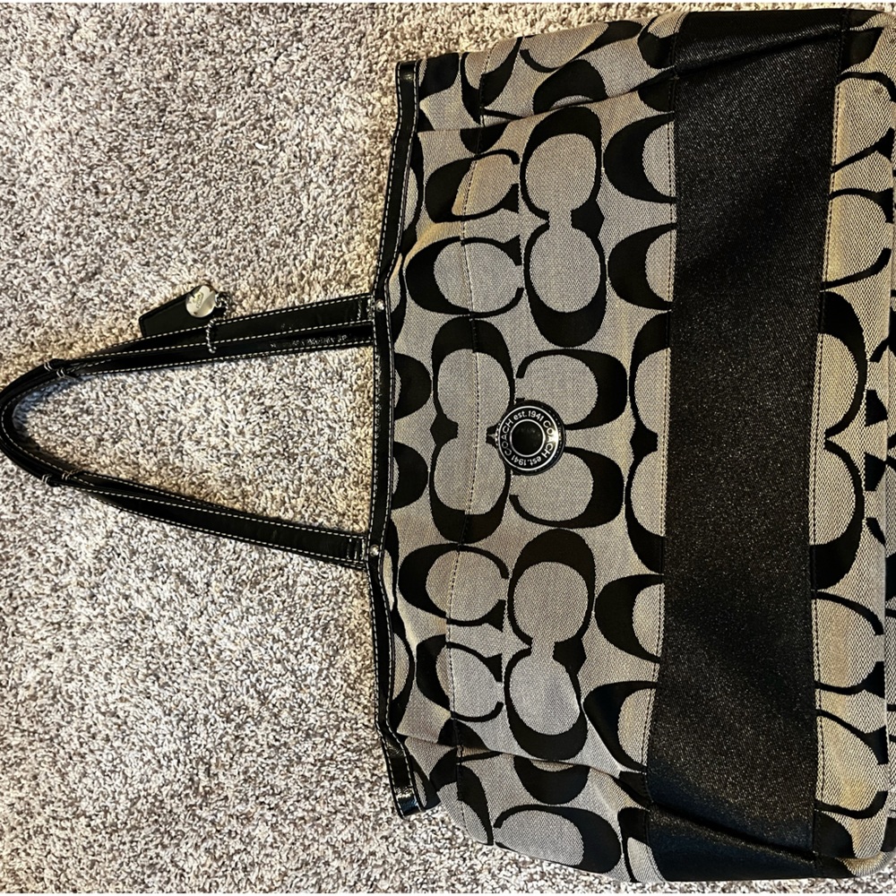 Large Coach bag with lots of pockets to organize your things